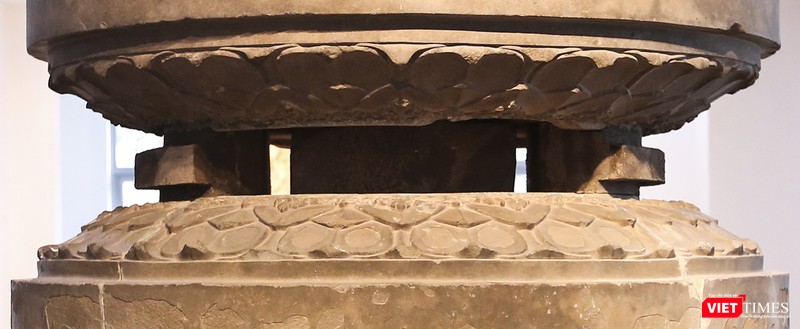 Hoa văn cánh sen được cách điệu trên thân bệ thờ