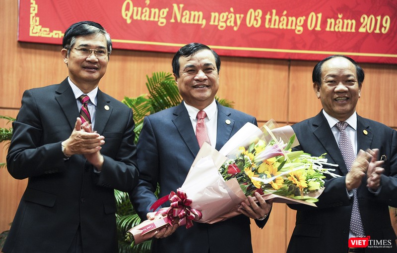 Nguyên Bí thư Tỉnh ủy Nguyễn Ngọc Quang (bìa trái) cùng Chủ tịch UBND tỉnh Đinh Văn Thu (bìa phải) tặng hoa chúc mừng ông Phan Việt Cường (đứng giữa) được bầu làm Bí thư Tỉnh ủy Quảng Nam. Nguyên Bí thư Tỉnh ủy Nguyễn Ngọc Quang (bìa trái) cùng Chủ tịch UBND tỉnh Đinh Văn Thu (bìa phải) tặng hoa chúc mừng ông Phan Việt Cường (đứng giữa) được bầu làm Bí thư Tỉnh ủy Quảng Nam.
