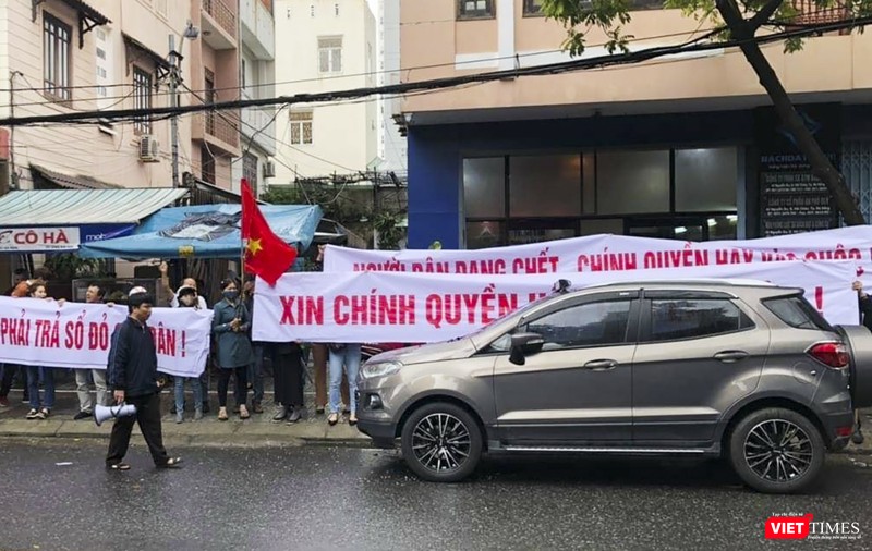 Sáng 17/01/2019, hàng trăm người mua đất cùng băng rôn, biểu ngữ đã tập trung trước trụ sở Công ty CP Bách Đạt An tại địa chỉ số 42 Nguyễn Du, quận Hải Châu, TP Đà Nẵng để đòi quyền lợi Sáng 17/01/2019, hàng trăm người mua đất cùng băng rôn, biểu ngữ đã tập trung trước trụ sở Công ty CP Bách Đạt An tại địa chỉ số 42 Nguyễn Du, quận Hải Châu, TP Đà Nẵng để đòi quyền lợi