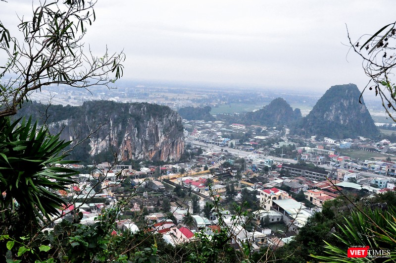 Một góc quần thể Danh thắng Ngũ Hành Sơn nhìn từ trên cao Một góc quần thể Danh thắng Ngũ Hành Sơn nhìn từ trên cao