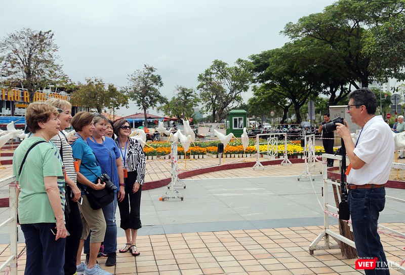 Cả du khách nước ngoài cũng thích thú với đường hoa Cả du khách nước ngoài cũng thích thú với đường hoa