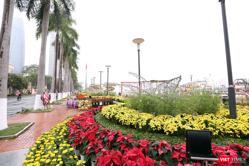 Tại các khu vực khác như trước Trụ sở HĐND TP Đà Nẵng cũng được trang trí đẹp mắt Tại các khu vực khác như trước Trụ sở HĐND TP Đà Nẵng cũng được trang trí đẹp mắt