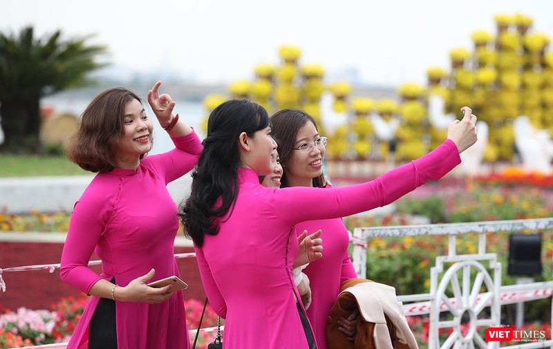 Dù chưa chính thức khai trương, nhưng đường hoa xuân được rất nhiều người đến để chụp ảnh Dù chưa chính thức khai trương, nhưng đường hoa xuân được rất nhiều người đến để chụp ảnh