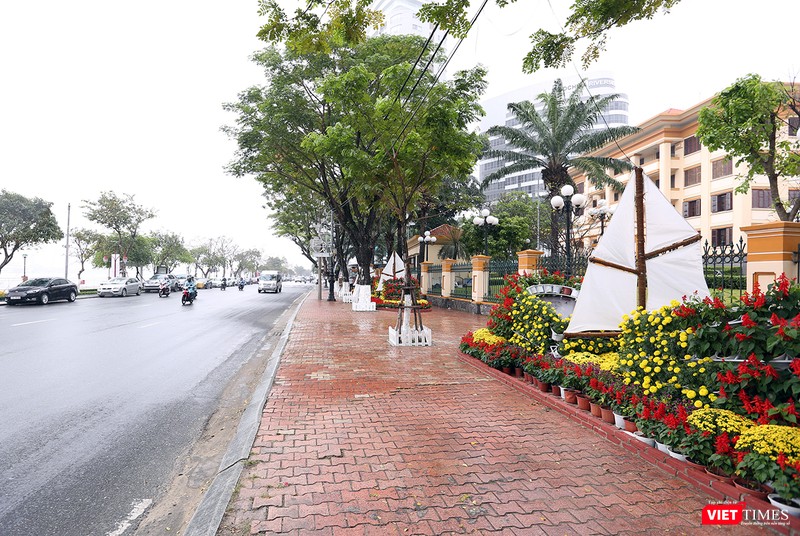 Trước trụ sở Thành ủy Đà Nẵng cũng được trang trí thuyền hoa Trước trụ sở Thành ủy Đà Nẵng cũng được trang trí thuyền hoa