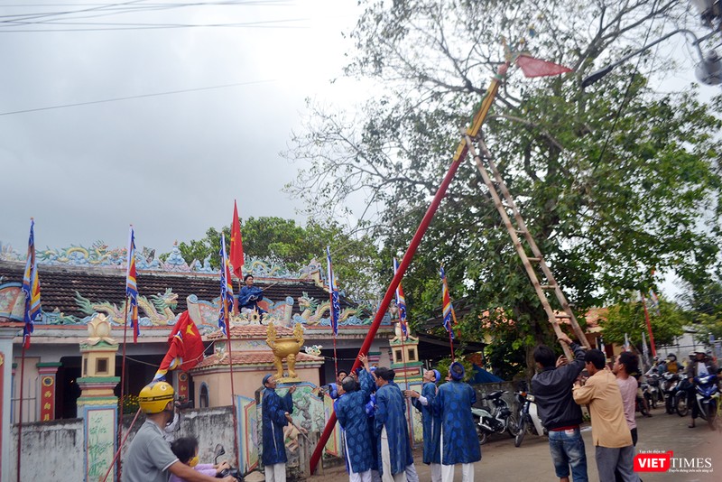 Nghi Lễ trồng đu lên phướn tại nhà thờ Cai đội Hoàng Sa Phạm Quang Ảnh trên đảo Lý Sơn.