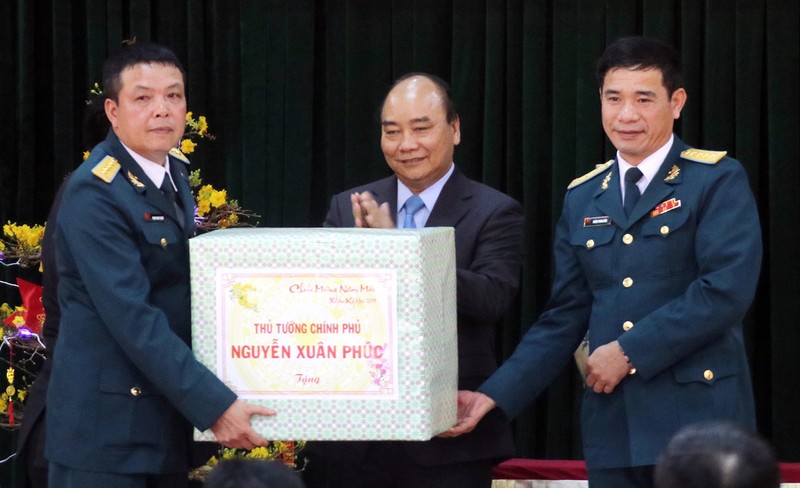 Thủ tướng Chính phủ Nguyễn Xuân Phúc tặng quà cho cán bộ chiến sĩ Sư đoàn Không quân 372 nhân chuyên thăm, chúc Tết đơn vị Thủ tướng Chính phủ Nguyễn Xuân Phúc tặng quà cho cán bộ chiến sĩ Sư đoàn Không quân 372 nhân chuyên thăm, chúc Tết đơn vị