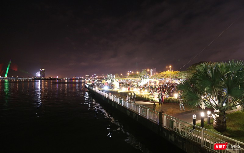 Đường hoa Bạch Đằng trong đêm Giao thừa