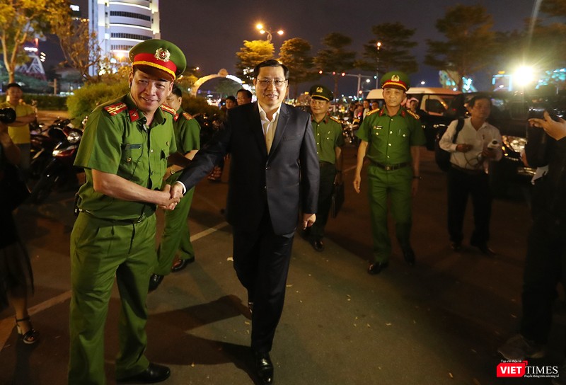 Chủ tịch UBND TP Đà Nẵng Huỳnh Đức Thơ đến thăm đội đặc nhiệm 911 làm việc tại hiện trường trong đêm Giao thừa