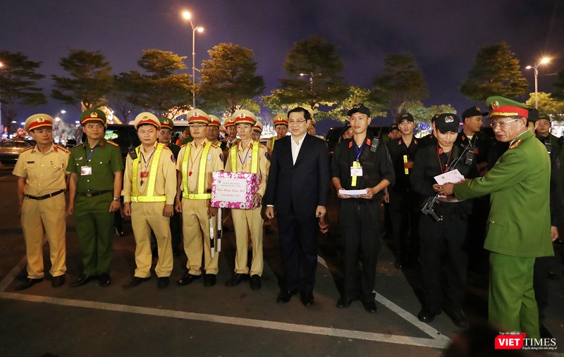 Chủ tịch UBND TP Đà Nẵng tặng quà cho các lực lượng đặc nhiệm, 911