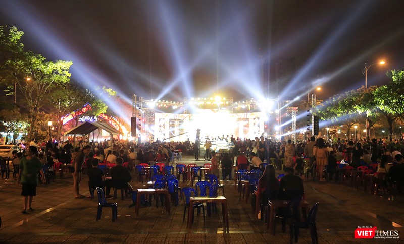 Người dân tập trung tại sân khâu bờ Đông Cầu Rồng để thưởng thức đêm ca nhạc đặc biệt trong đêm Giao thừa