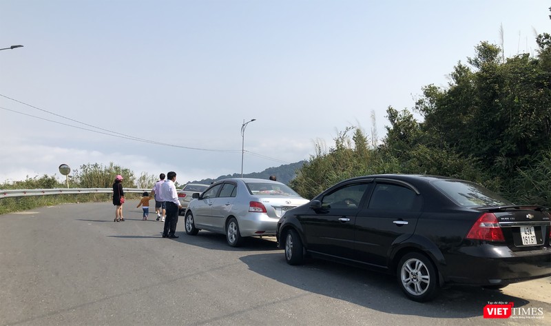 Người dân và du khách thích thú với hiện tượng thiên nhiên kỳ thú này