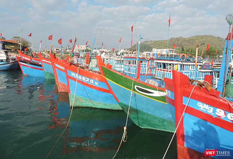 Sau tiếng trống lệnh, hàng trăm ngư dân dong thuyền, hướng thẳng tiến về vùng biển chủ quyền Hoàng Sa-Trường Sa