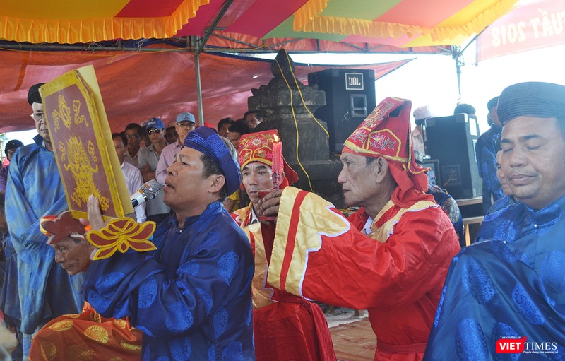 Trên bờ, các bậc cao niên của đảo Lý Sơn thực hiện các nghi thức cúng tế các vị thần linh và thần Nam Hải cầu cho mùa biển mới tại các ngư trường bội thu.