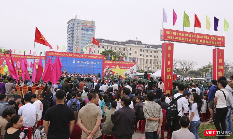 Người thân tiễn con em lên đường nhập ngũ