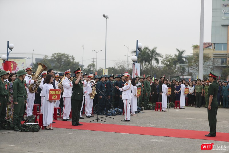 Nghi thức bàn giao quân được cử hành