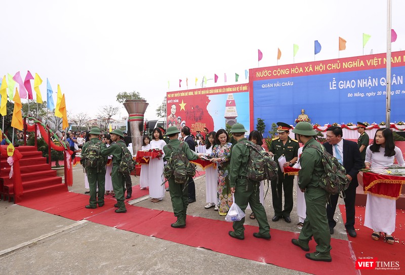 Những tân binh bước lên cầu vinh quang, một nghi thức tôn vinh những công dân ưu tú lên đường ngập ngũ