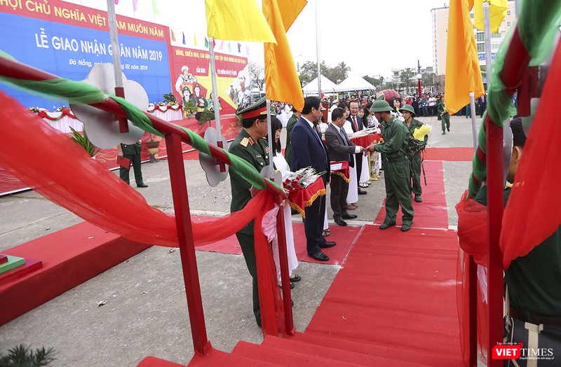 Những tân binh đầu tiên bước lên cầu