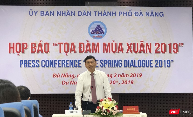 Chủ trì buổi Họp báo, ông Hồ Kỳ Minh-Phó Chủ tịch UBND TP.Đà Nẵng cho biết, tại sự kiện “Tọa đàm mùa Xuân 2019”, Đà Nẵng sẽ không tập trung giải quyết các khó khăn, vướng mắt của doanh nghiệp như sự kiện năm 2018, mà tập trung thu hút đầu tư, thúc đẩy thực hiện các dự án trọng điểm của thành phố