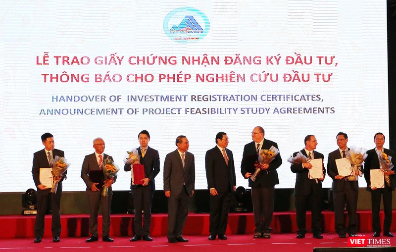 Cũng trong khuôn khổ chương trình sự kiện tọa đàm, lãnh đạo TP Đà Nẵng đã trao giấy chứng nhận đăng ký đầu tư cho các nhà đầu tư trong và ngoài nước đến đầu tự tại Đà Nẵng Cũng trong khuôn khổ chương trình sự kiện tọa đàm, lãnh đạo TP Đà Nẵng đã trao giấy chứng nhận đăng ký đầu tư cho các nhà đầu tư trong và ngoài nước đến đầu tự tại Đà Nẵng