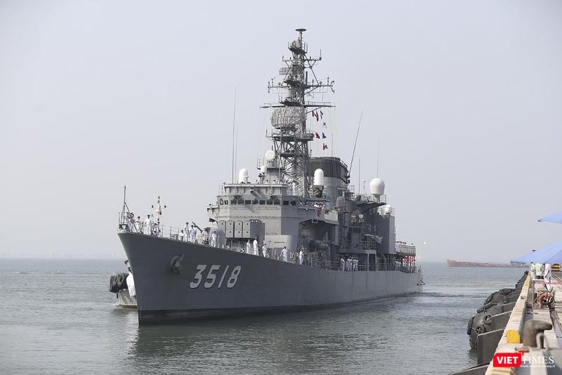 Đúng 9h sáng ngày 6/3, tàu JS SETOYUKI tiến vào cầu cảng