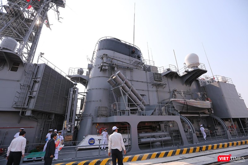 Hệ thống tên lửa đánh chặn được lắp đặt bên mạn chiến hạm