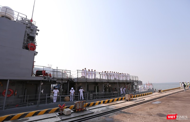 Phía sau đuôi tàu là sân đỗ trực thăng