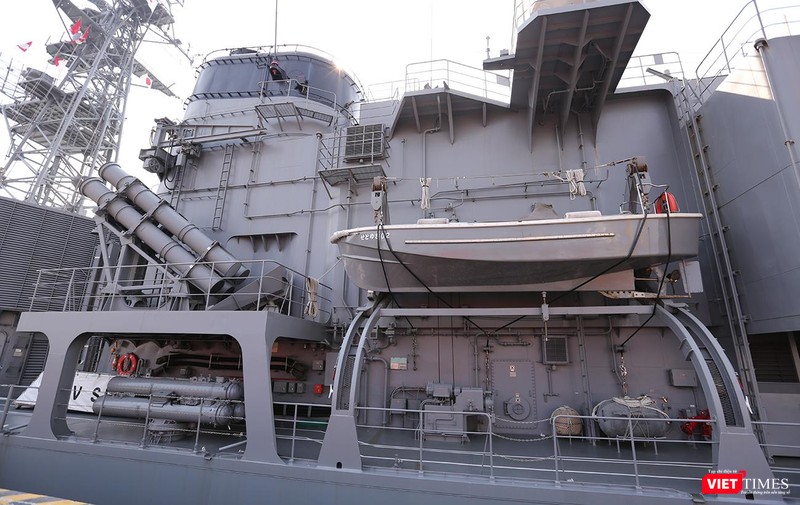 Khí tài được "dắt" quanh thân tàu