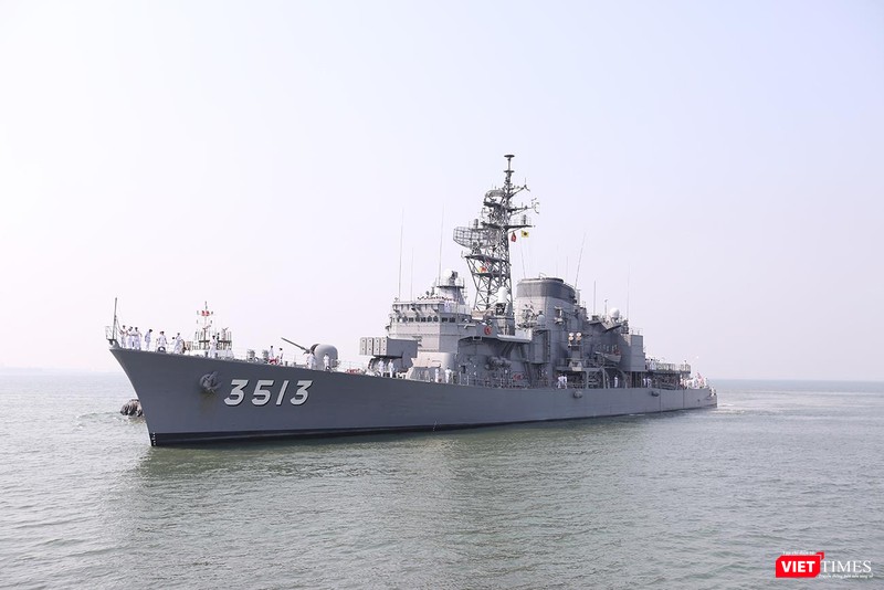 Tàu JS SHIMAYUKI mang số hiệu 3513 tiến vào cầu cảng