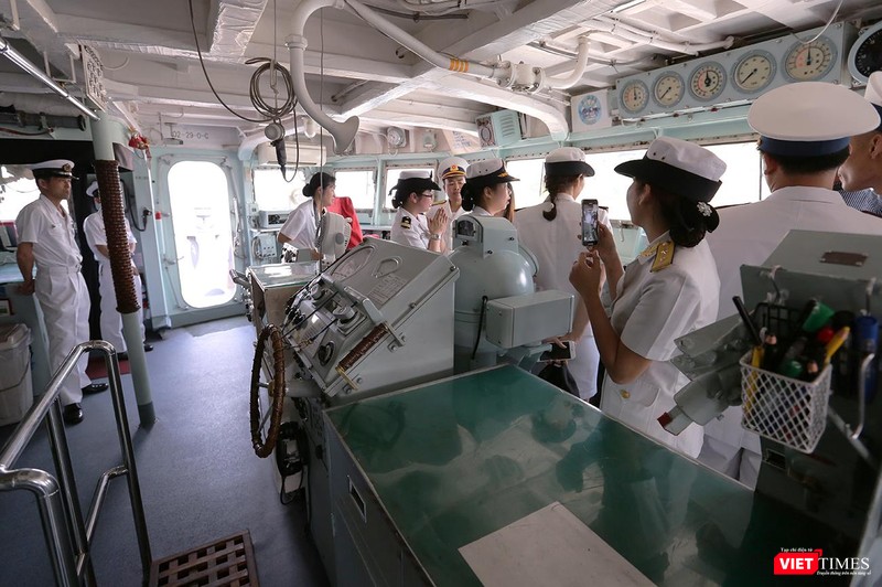 Trên cabin chỉ huy tàu