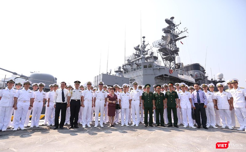 Các bên chụp ảnh lưu niệm nhân chuyến thăm của Đội tàu