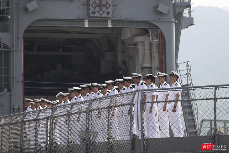 Sỹ quan thủy thủ trên tàu