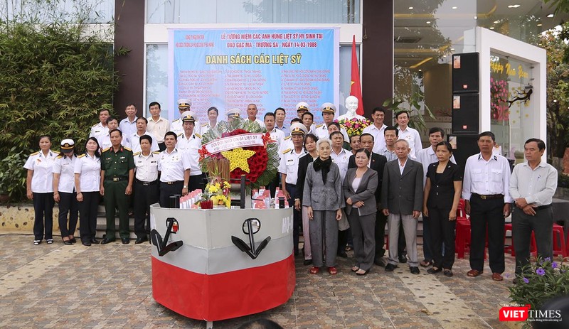 Ảnh lưu niệm trong ngày "giỗ chung" của 64 liệt sĩ hy sinh giữ đảo Gạc Ma năm 1988