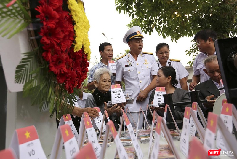 Mẹ luôn bên các anh