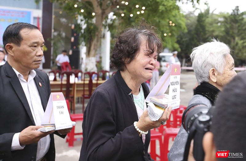 Bà Lê Thị Lan, mẹ của liệt sĩ Nguyễn Hữu Lộc đã khóc nấc khi cầm trên tay bài vị của con tại Lễ tưởng niệm.