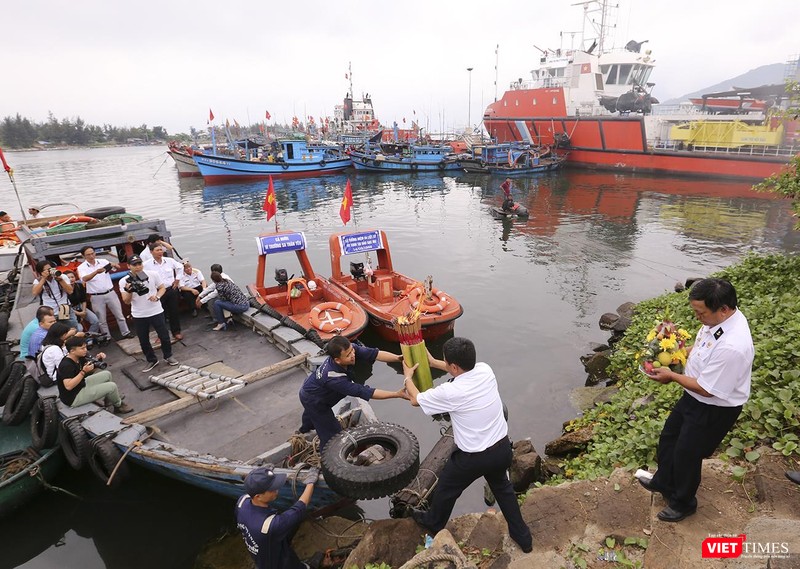 Sau khi tiến hành các nghi lễ trên bờ, thuyền cùng hoa đăng hướng cửa biển sông Hàn