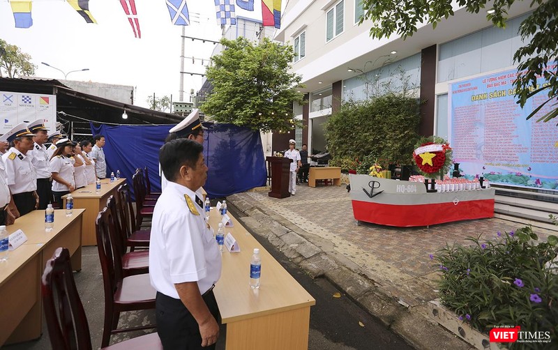 Giây phút tưởng niệm các liệt sĩ đã anh dũng hi sinh vì chủ quyền biển đảo thiêng liêng của Tổ quốc.