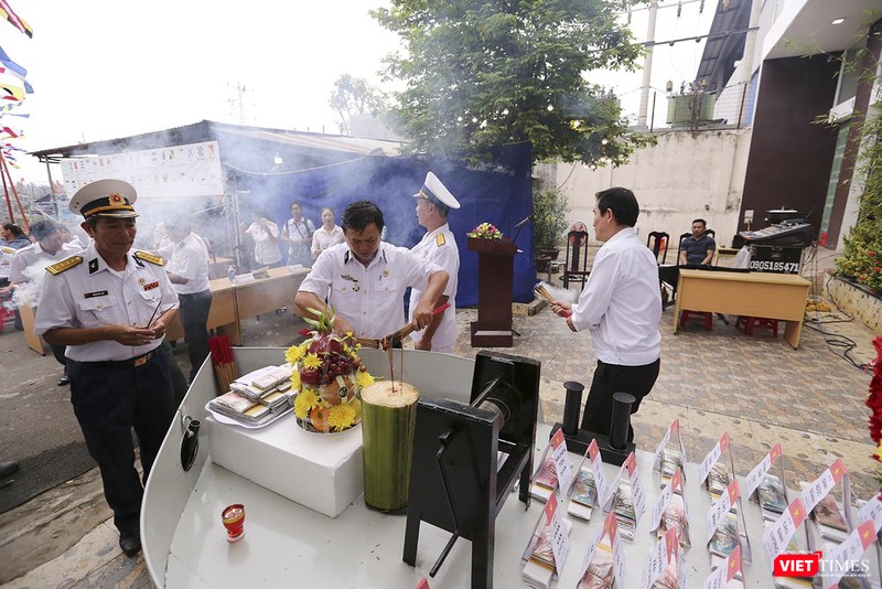 Án hương là mô hình tàu HQ 604 bất tử