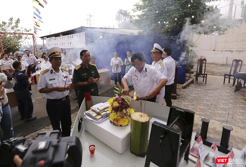 Thắp hương cầu nguyện cho các liệt sĩ được siêu thoát