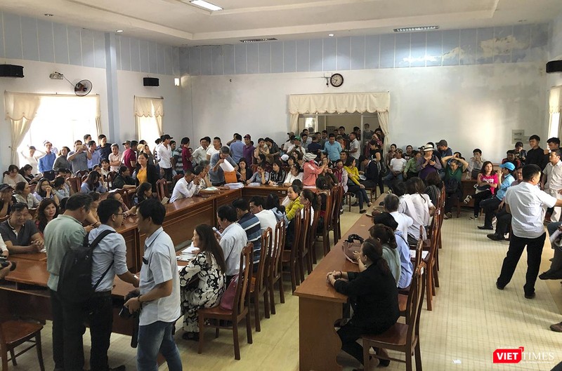 Hàng trăm nguwoif ngồi kín hội trường trụ sở Tiếp dân của UBND tỉnh Quảng Nam chờ ngóng thông tin cuộc họp Hàng trăm nguwoif ngồi kín hội trường trụ sở Tiếp dân của UBND tỉnh Quảng Nam chờ ngóng thông tin cuộc họp