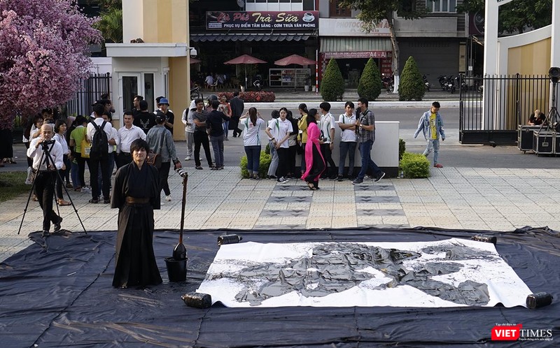 Màn trình diễn thư pháp.."khủng" Màn trình diễn thư pháp.."khủng"