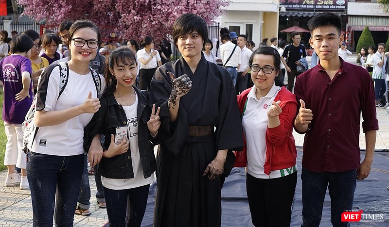 Chụp ảnh lưu niệm với "thần tượng" thư pháp Chụp ảnh lưu niệm với "thần tượng" thư pháp