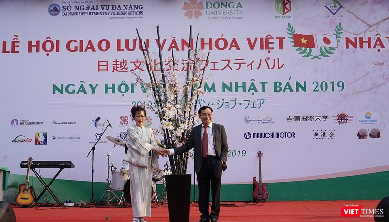 Đại diện ĐH Đông Á chúc mừng tác giả Đại diện ĐH Đông Á chúc mừng tác giả