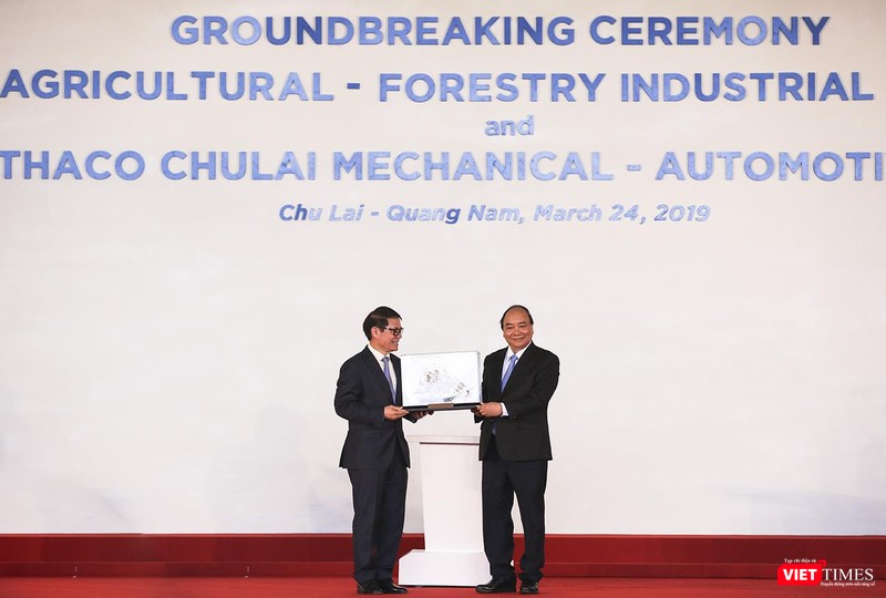 Thủ tướng Chính phủ Nguyễn Xuân Phúc tặng quà cho THACO nhân sự kiện quan trọng này