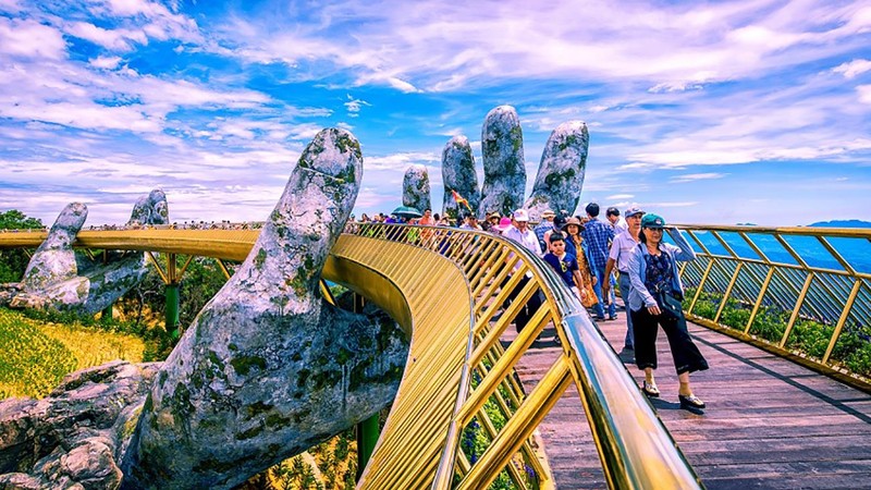 Cầu vàng Sun World Ba Na Hills, một công trình mang dấu ấn du lịch cho Đà Nẵng khi đưa Đà Nẵng trở thành “điểm phải đến trên thế giới năm 2018, 2019”. Cầu vàng Sun World Ba Na Hills, một công trình mang dấu ấn du lịch cho Đà Nẵng trong năm 2018