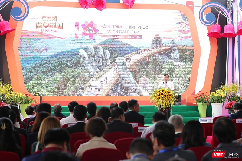 Ông Lê Trung Chinh-Phó Chủ tịch UBND TPP Đà Nẵng phát biểu tại Lê kỷ niệm 10 năm chính thức vận hành tuyến cáp treo đầu tiên Bà Nà - Suối Mơ (25/3/2009 - 25/3/2019). Ông Lê Trung Chinh-Phó Chủ tịch UBND TPP Đà Nẵng phát biểu tại Lê kỷ niệm 10 năm chính thức vận hành tuyến cáp treo đầu tiên Bà Nà - Suối Mơ (25/3/2009 - 25/3/2019).