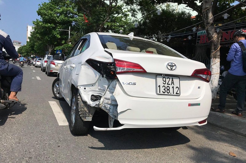 Xe ô tô con mang BKS 92A-138.12 sau vụ tai nạn tại hiện trường Xe ô tô con mang BKS 92A-138.12 sau vụ tai nạn tại hiện trường