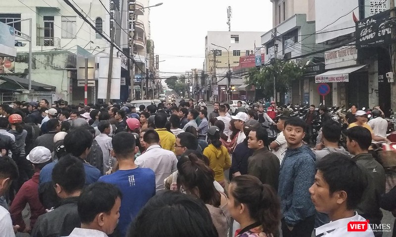 Đến sáng 28/3, hàng người chờ được đăng ký tiêm vacxin cho con đứng kín cả 1 đoạn đường trước cổng Trung tâm Y tế dự phòng Đến sáng 28/3, hàng người chờ được đăng ký tiêm vacxin cho con đứng kín cả 1 đoạn đường