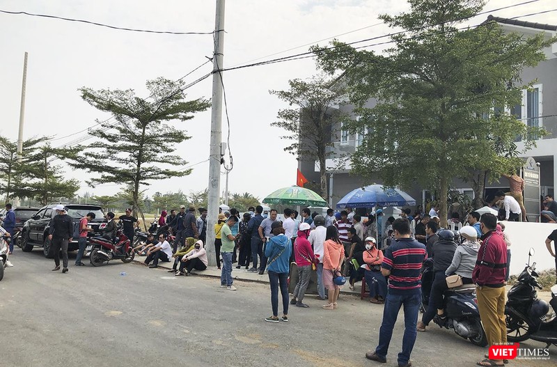 Khách hàng mua đất dự án tập trung trước trụ sở Công ty CP Bách Đạt An tại khu đô thị Điện Nam-Điện Ngọc (tỉnh Quảng Nam) để đòi quyền lợi Khách hàng mua đất dự án tập trung trước trụ sở Công ty CP Bách Đạt An tại khu đô thị Điện Nam-Điện Ngọc (tỉnh Quảng Nam) để đòi quyền lợi