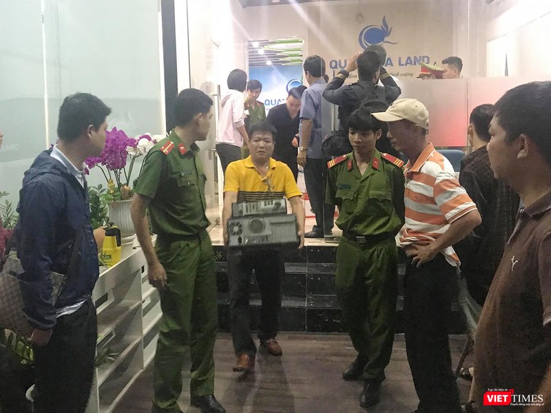 Cơ quan Công an thu giữ nhiều hồ sơ tài liệu liên quan đến vụ án Cơ quan Công an thu giữ nhiều hồ sơ tài liệu liên quan đến vụ án