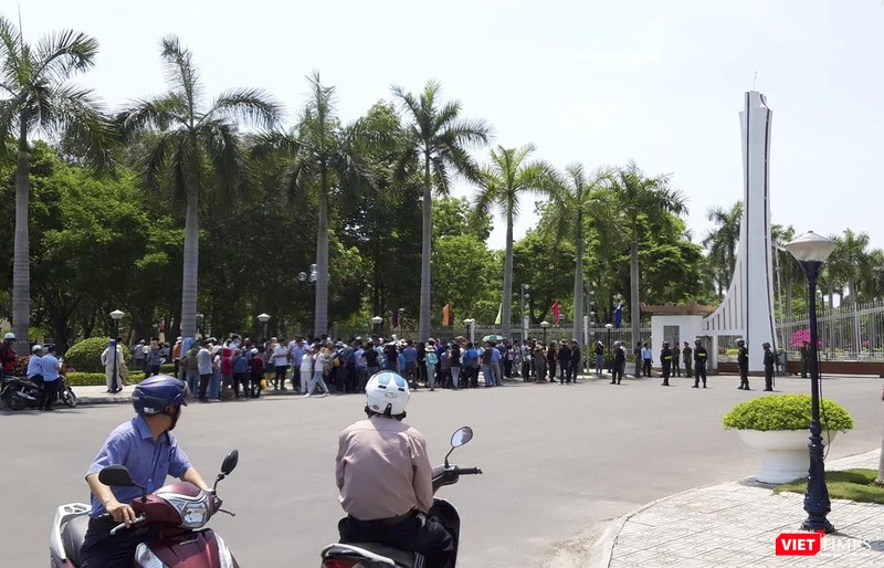 Sáng 9/4, rất đông người khách hàng trong vụ "lình xình" giữa Bách Đạt An và Hoàng Nhất Nam đã kéo đến trước trụ sở UBND tỉnh Quảng Nam để kêu cứu Sáng 9/4, rất đông người khách hàng trong vụ "lình xình" giữa Bách Đạt An và Hoàng Nhất Nam đã kéo đến trước trụ sở UBND tỉnh Quảng Nam để kêu cứu